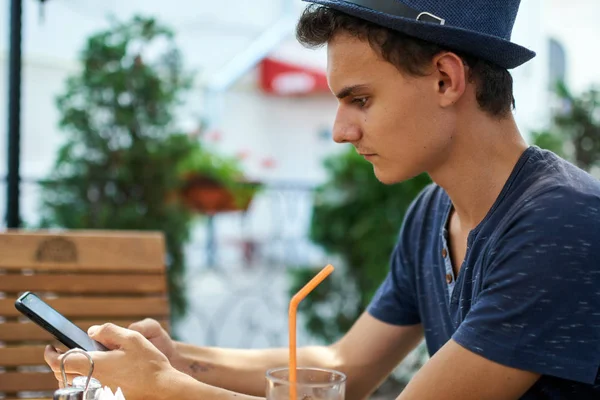 Cep telefonu kullanan genç