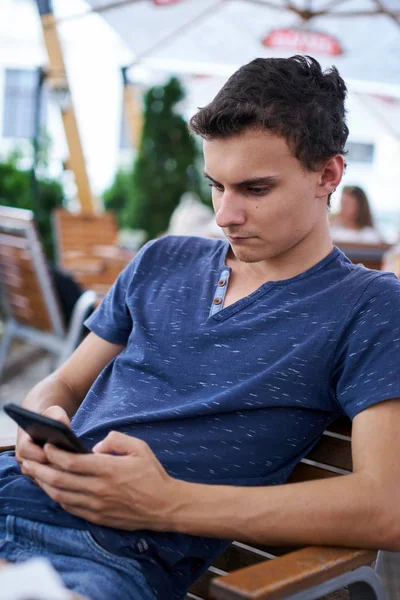 Teenager using mobile phone — Stock Photo, Image