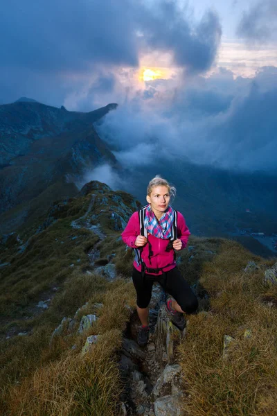 Woman hiking on trail — Stock Photo, Image