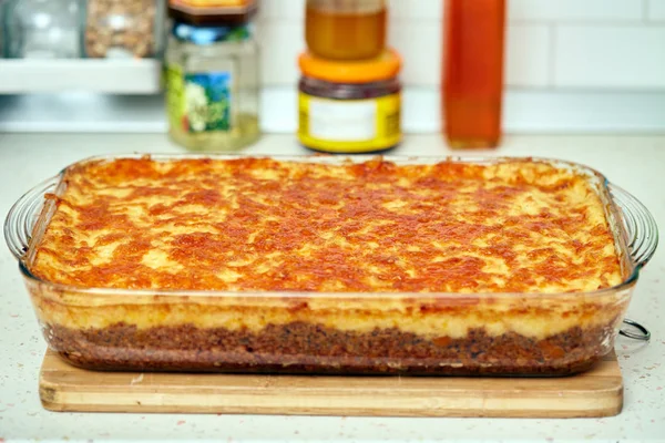 Bandeja de vidrio con pastel — Foto de Stock