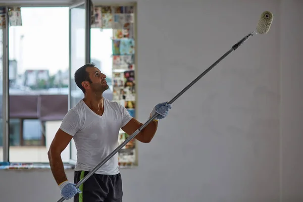 Worker painting walls — Stock Photo, Image