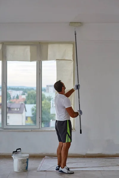 Worker painting walls — Stock Photo, Image