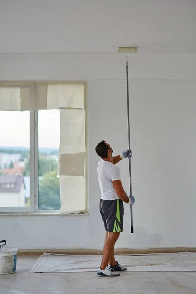 Worker painting walls — Stock Photo, Image
