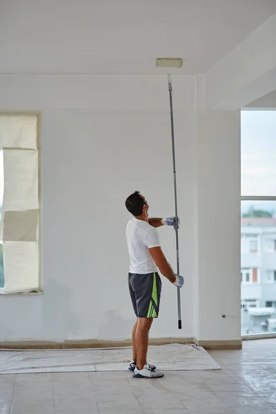 Paredes de pintura do trabalhador — Fotografia de Stock