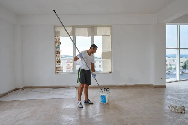 Pintura do trabalhador com rolo — Fotografia de Stock