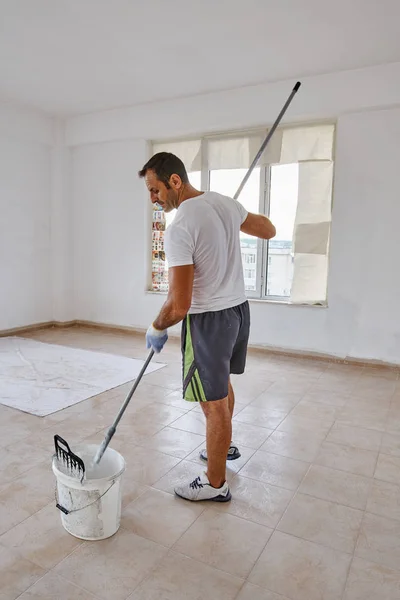 Verniciatura operaia con rullo — Foto Stock