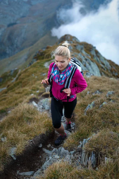 山の上を歩く女性 — ストック写真