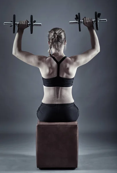 Femme faisant de l'entraînement à l'épaule — Photo