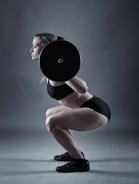 Femme faisant des squats d'haltères — Photo