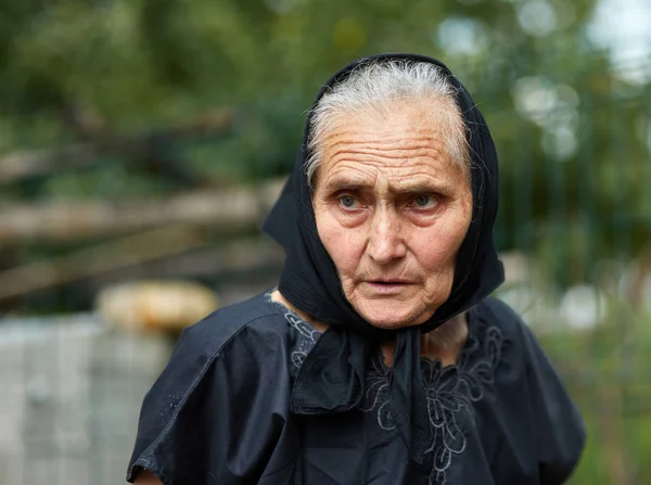 Mulher velha em lenço preto — Fotografia de Stock