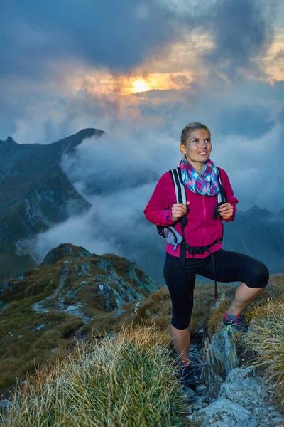 Vrouw met rugzak op de berg — Stockfoto