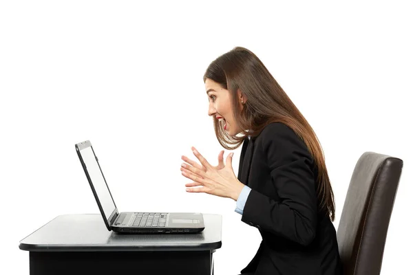 Zakenvrouw gillend op laptop — Stockfoto