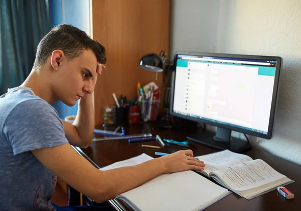 Ödev yapan genç çocuk.