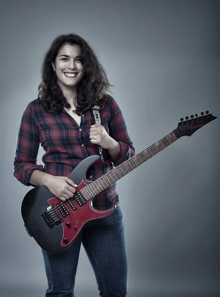 Mulher com guitarra elétrica — Fotografia de Stock