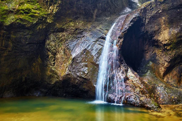 Красивий пейзаж з водоспадом — стокове фото