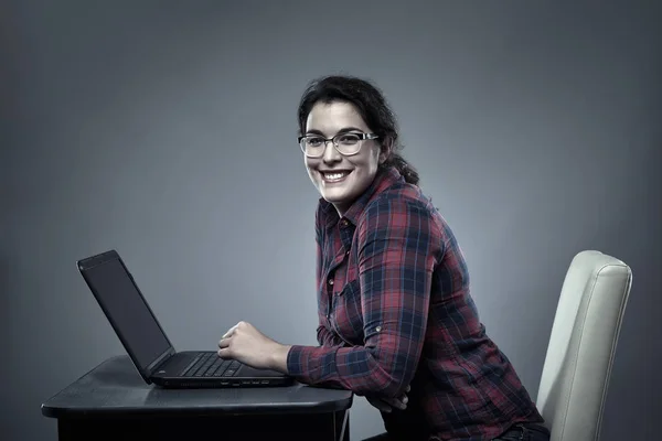 Joven mujer de negocios con portátil — Foto de Stock