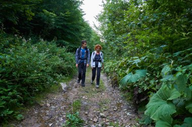 Anne ve oğlu dağ orman