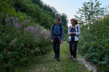 Anne ve oğlu dağ orman