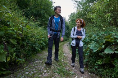 Anne ve oğlu dağ orman