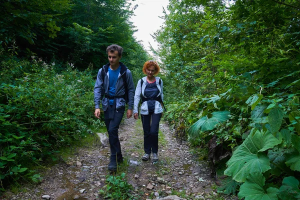 Mother and son in mountain forest — Stock Photo, Image