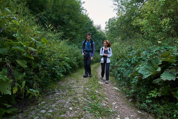 Madre e hijo en bosque de montaña —  Fotos de Stock