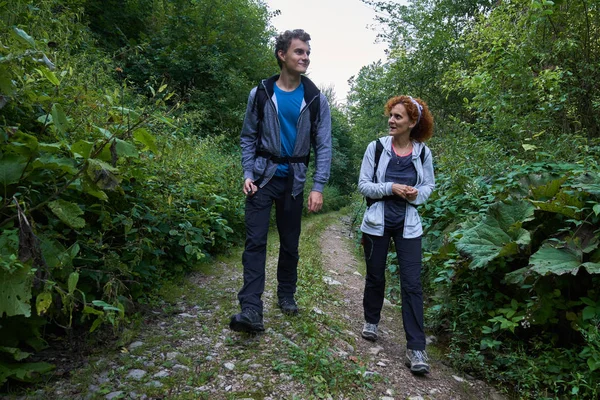 Anne ve oğlu dağ orman