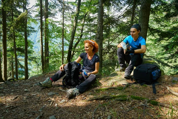 Excursionistas descansando en las montañas —  Fotos de Stock