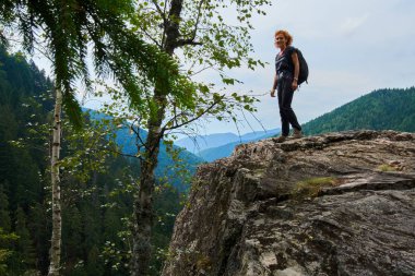 kadın dağ tepe üzerinde