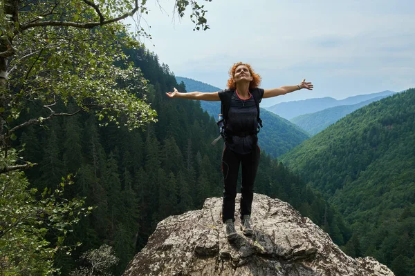 Donna sulla vetta della montagna — Foto Stock