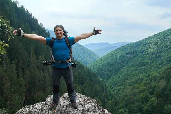 Человек турист на вершине горы — стоковое фото