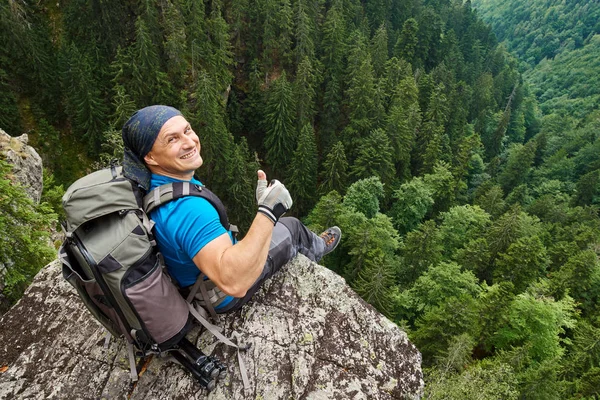 Mann wandert auf Berggipfel — Stockfoto