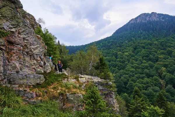 Dağ cliff üzerinde dinlenme yürüyüşçü — Stok fotoğraf