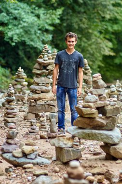 Çocuk taş kule yapma