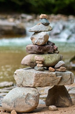 Zen kulelerinde sıralanmış taşlar 