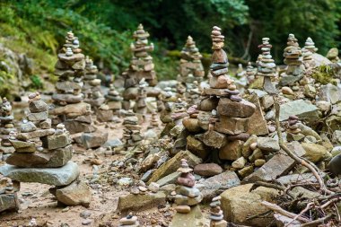 Zen kulelerinde sıralanmış taşlar 