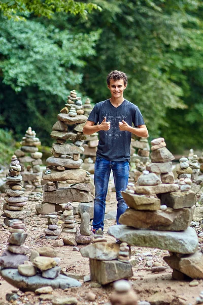 Ragazzo che fa torri di pietre — Foto Stock