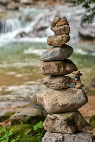 Stones arranged in zen towers — Stock Photo, Image