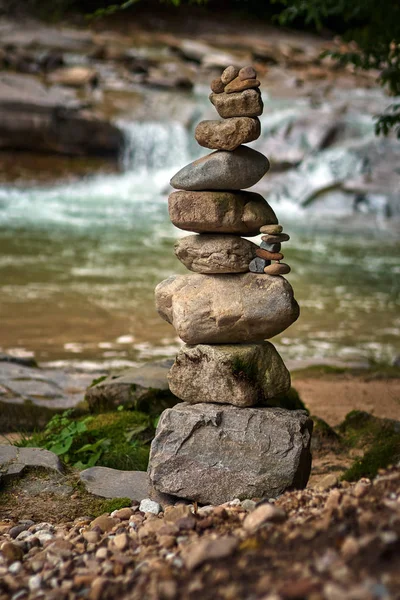 Pedras dispostas em torres zen — Fotografia de Stock