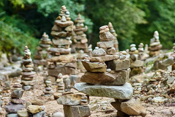 Kamienie rozmieszczone w wieżach zen — Zdjęcie stockowe