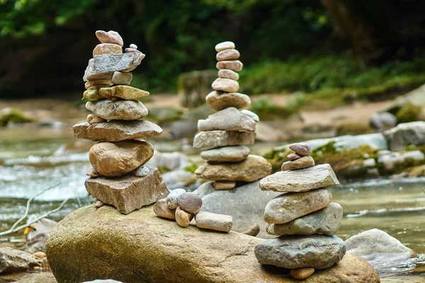 Pedras dispostas em torres zen — Fotografia de Stock