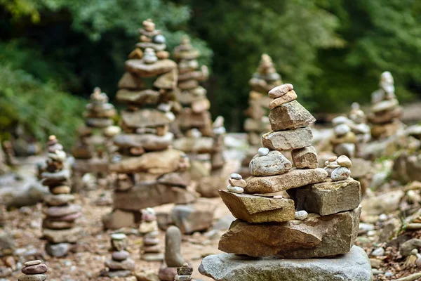 Kamienie rozmieszczone w wieżach zen — Zdjęcie stockowe