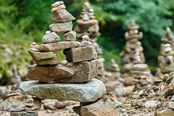 Stones arranged in zen towers — Stock Photo, Image