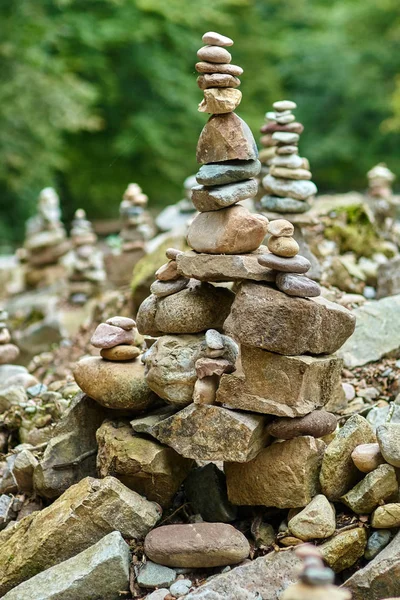 Stones arranged in zen towers — Stock Photo, Image
