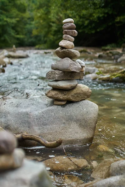 Stones arranged in zen towers — Stock Photo, Image