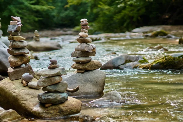 Pedras dispostas em torres zen — Fotografia de Stock