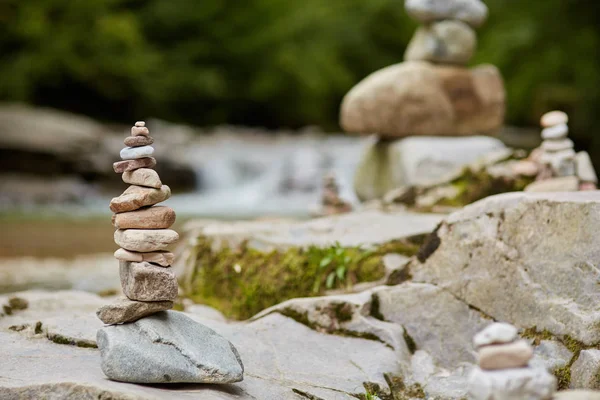 Kamienie rozmieszczone w wieżach zen — Zdjęcie stockowe