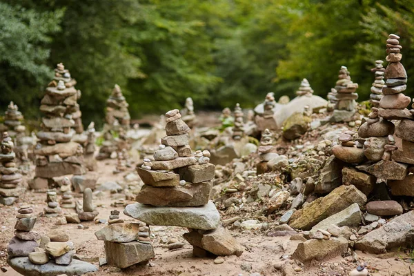 Piedras dispuestas en torres zen — Foto de Stock