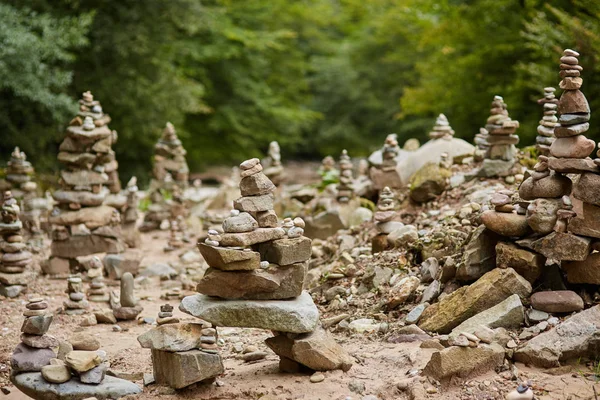 Pietre disposte in torri zen — Foto Stock