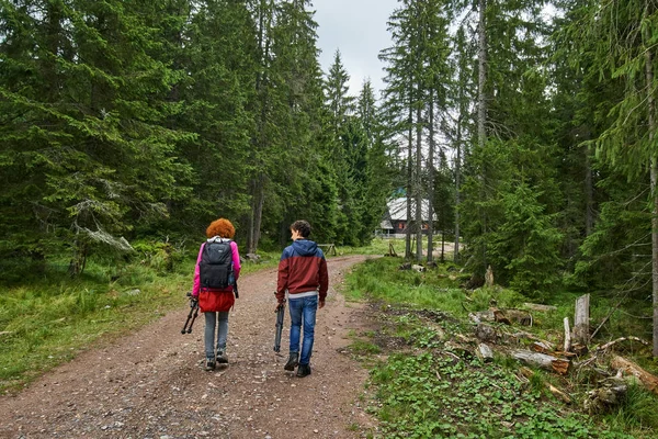 Família de caminhantes em trilha de montanha — Fotografia de Stock