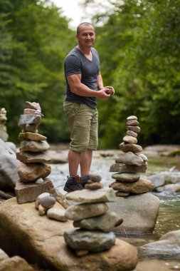 Adam taş kuleleri inşa